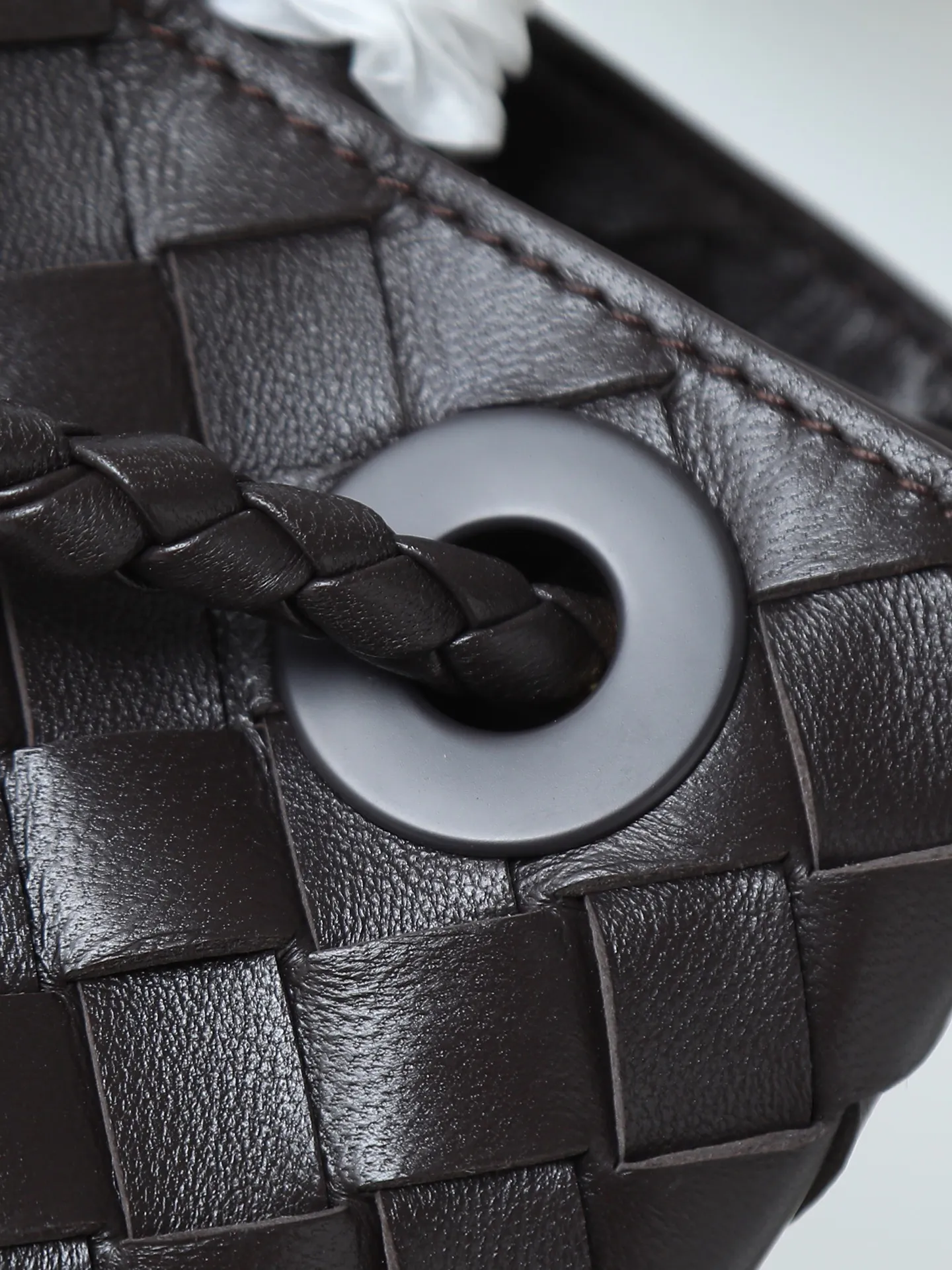 1300. Andiamo is shipping‼ ️Really popular🔥The new Andiamo woven handbag launched by Bottega Veneta this season is really popular all over the world! ! Celebrities at home and abroad have worn it, and Oscar-winning actress Michelle Yeoh has taken it out on the street. Song Jia, Trai Yala, Yu Feihong, Sanji Ayaka, Rosie Hunting-Whiteley, Yoshioka Riho, etc. have all worn this bag. It is classic and versatile and shows off your temperament, and the bag capacity is also large, which is very convenient for daily commuting! ! A variety of carrying methods, the shoulder straps can be adjusted by yourself, the original lambskin feels soft and delicate, and the unisex style breaks the gender boundaries and brings a more practical and long-lasting use experience. Andiamo, which has both elegant and casual styles, perfectly interprets the true appearance of "fashionable old money style". Style number: 766014 Size: 25*22*10.5cm
